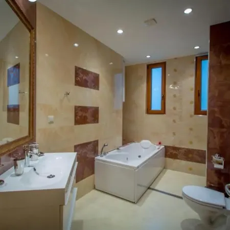 High Tech - Luxurious Apartment